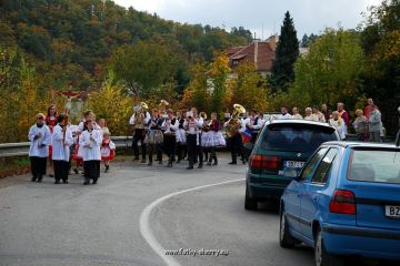 18-ZnovuPosveceni-pruvod_zacina_zastavenim_provozu.jpg