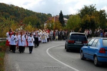 19-ZnovuPosveceni-pruvod_jde,_auta_stoji.jpg