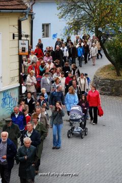 42-ZnovuPosveceni-hlavni_proud_lidi_jde_kolem_Obecni_Hospody.jpg