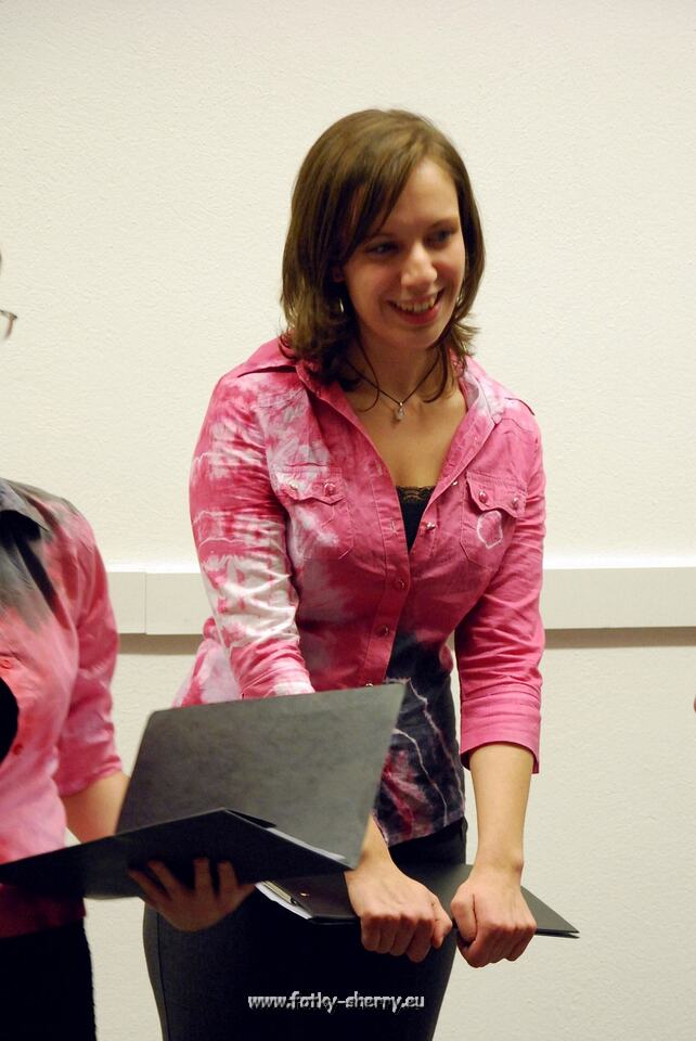 031-koncert_10_11_2009-Alenka_se_prijemne_usmiva.jpg